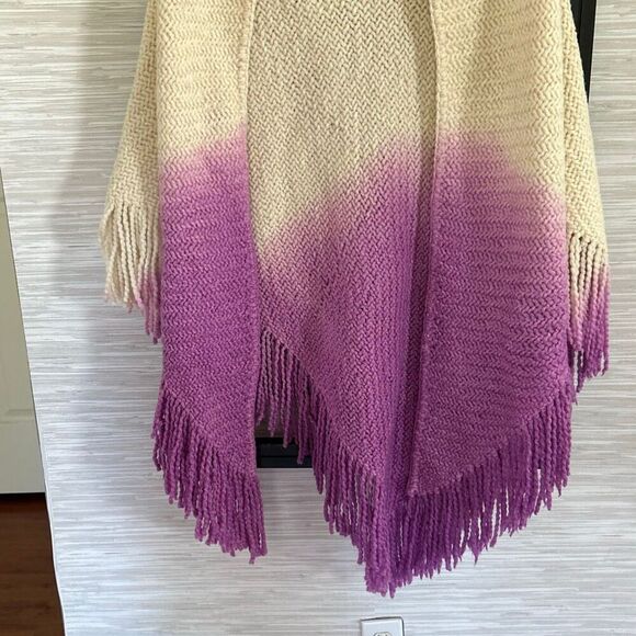NWT Peruvian connection hand knit variegated purple cream shawl with fringe cape - Picture 4 of 7